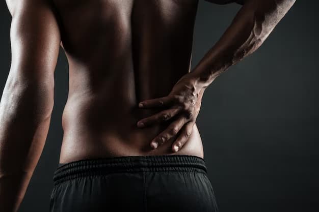 Hombre negro refiere dolor muscular en lumbares y necesita fisioterapia deportiva