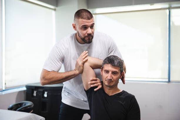 Fisioterapeuta haciendo una manipulación de osteopatía para hombro