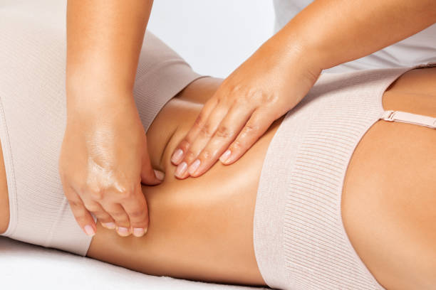 paciente recibiendo una sesión de drenaje linfático en Madrid en zona de flancos