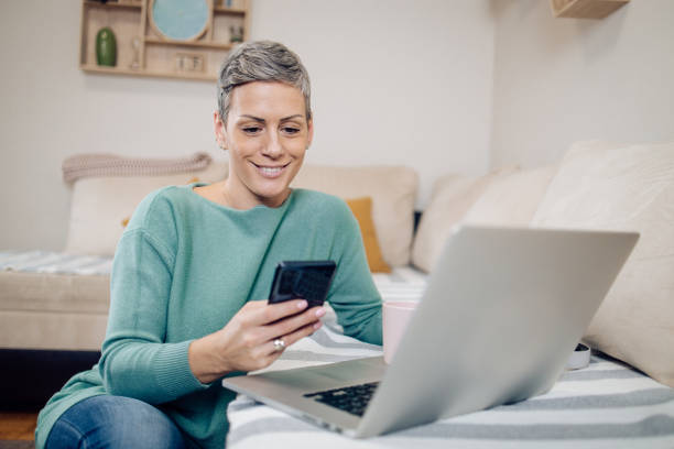 Mujer realiza una llamada a fisionow para resolver sus dudas