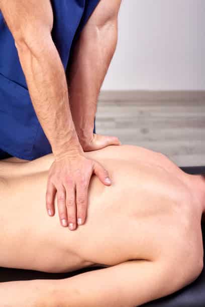 Fisioterapeuta aplicando técnicas fasciales en un domicilio de San Sebastián de los Reyes