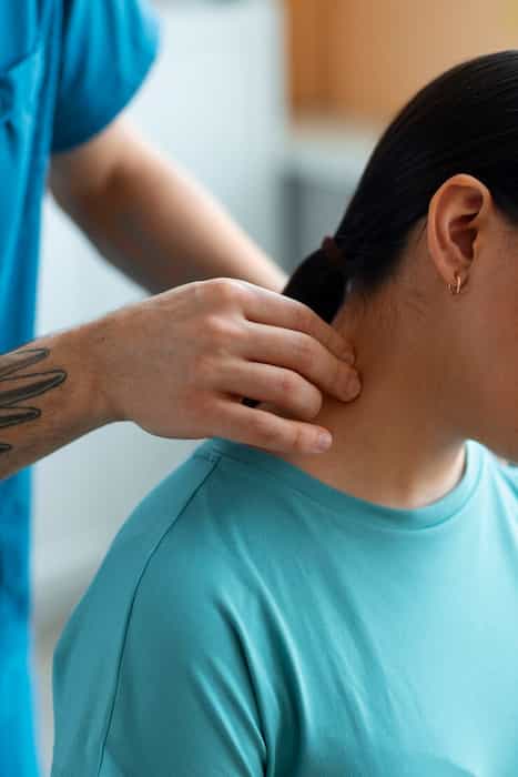 Fisioterapeuta inhibiendo musculatura paravertebral a una paciente en Valdebebas