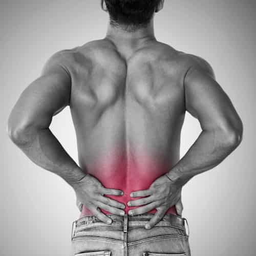Hombre tocandose espalda por lumbago